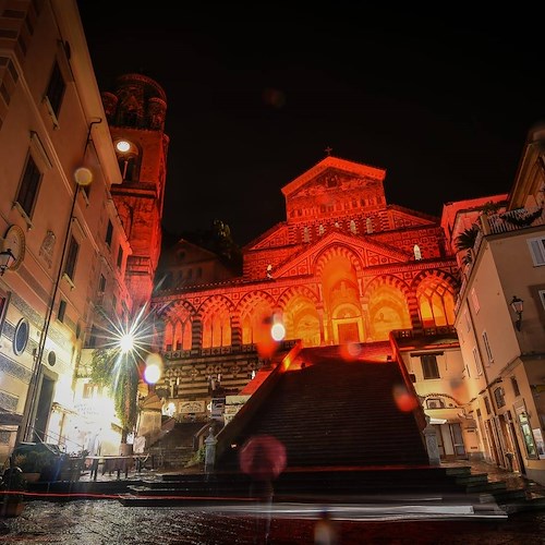 Giornata contro la violenza sulle donne, oggi il Duomo di Amalfi si illumina di rosso 
