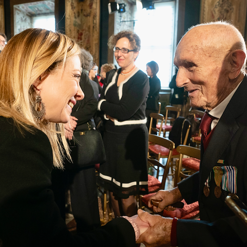 Giornata della Memoria, Mattarella: «C'è negazionismo subdolo e insidioso». Meloni: «L'Italia rende omaggio alle vittime»