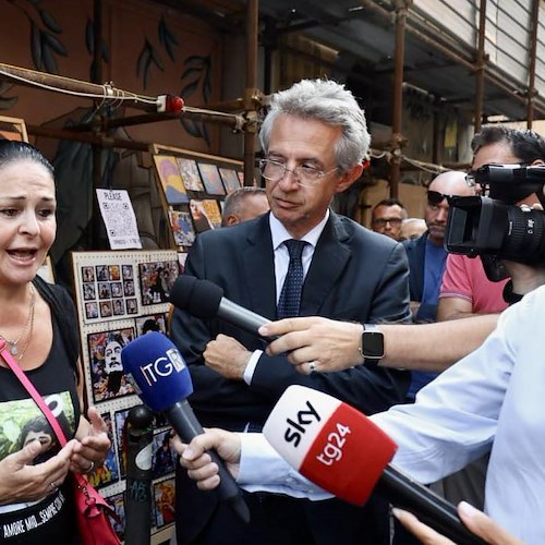 Il Sindaco di Napoli Gaetano Manfredi con la madre di Giovanbattista Cutolo<br />&copy; Pagina Facebook del Sindaco Gaetano Manfredi