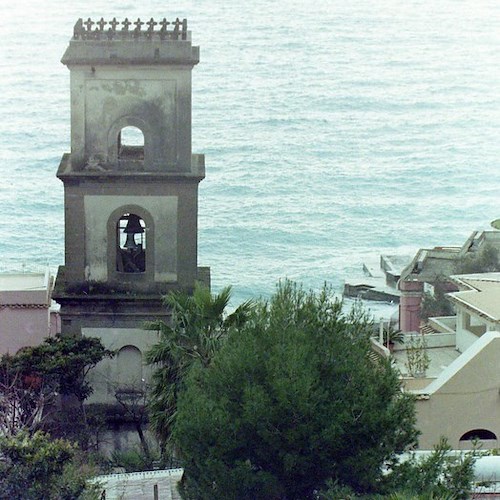 Giovani forzano la porta del campanile della Chiesa a Positano