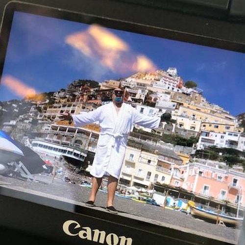 Giovanni Ciacci in accappatoio blocca Positano, fan in delirio per il pizzetto blu più amato della tv /VIDEO