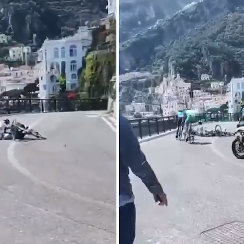 Giro d'Italia, ciclisti cadono alle porte di Amalfi: cittadini evitano il peggio fermando le auto / VIDEO