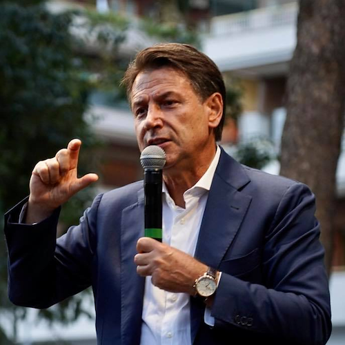 «Giù le mani dal Reddito cittadinanza», Conte risponde agli attacchi di Salvini e Meloni