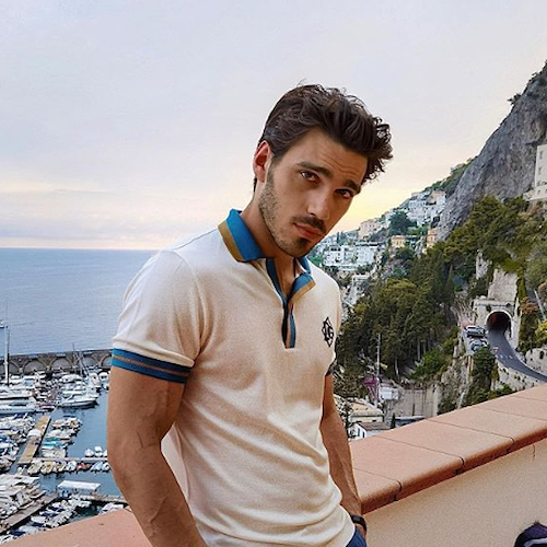 Giuseppe Maggio, relax ad Amalfi per l'attore della serie Netflix "Baby"