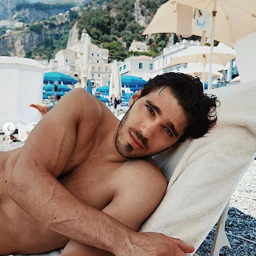 Giuseppe Maggio, relax ad Amalfi per l'attore della serie Netflix "Baby"