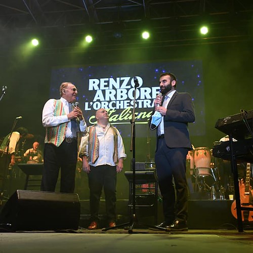 Gli 85 anni di Renzo Arbore, Amalfi celebra il grande artista e ricorda il concerto del 2020 