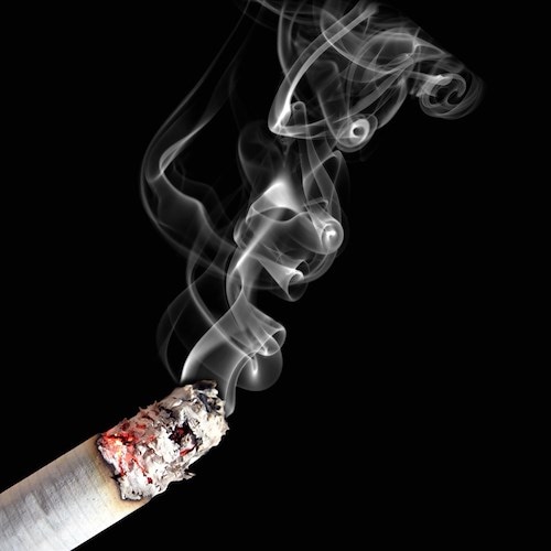 Gli abiti dei fumatori sono nocivi: s’impregnano di fumo che viene inalato da chi sta loro attorno
