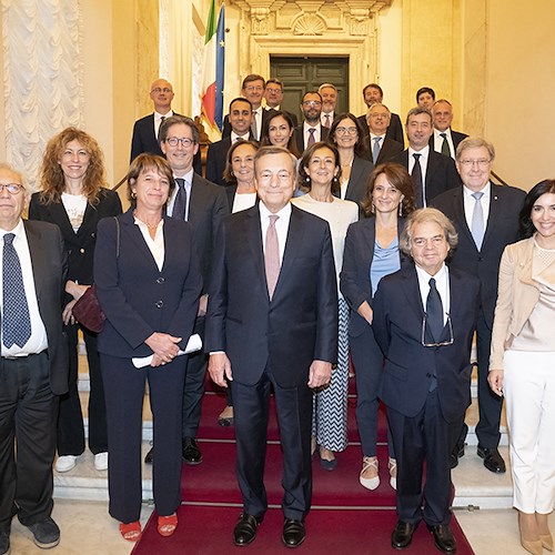 Governo Draghi, l’ultimo Consiglio dei ministri con foto ricordo. Il premier ringrazia: «I governi passano, l’Italia resta»