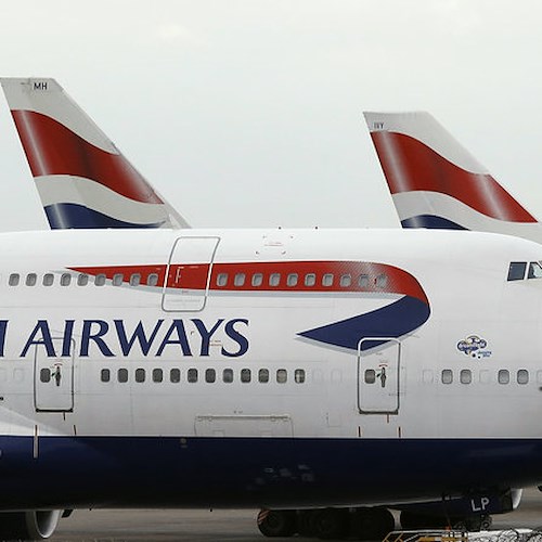 Gran Bretagna reintroduce i test anti Covid per chi arriva nel Paese, il settore aereo protesta