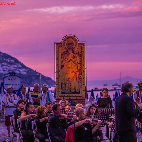 Grande emozione a Positano per il ritorno del Concerto all'alba, gli scatti di Fabio Fusco 