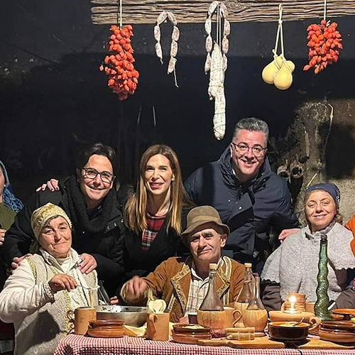 Grande successo per il presepe vivente di Agerola, ospiti Padre Enzo Fortunato e Veronica Maya 