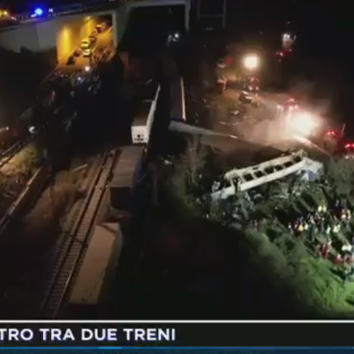 Grecia, scontro tra un treno passeggeri e un merci: morti e feriti nei vagoni in fiamme