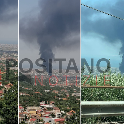Grossa colonna di fumo nero a Sant'Antonio Abate, in fiamme deposito di azienda di conserve 