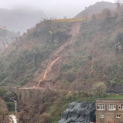 Grossa frana a Pucara: strada chiusa per Maiori /Video girato in diretta