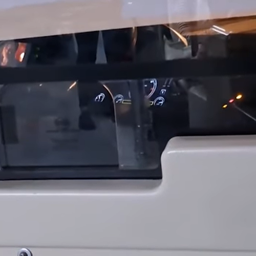 Guarda film mentre guida bus a Roma: autista sospeso da servizio e stipendio