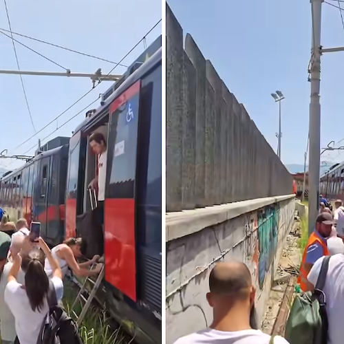 Guasto alla Circumvesuviana, passeggeri si incamminano a piedi sotto il sole e qualcuno accusa malore 