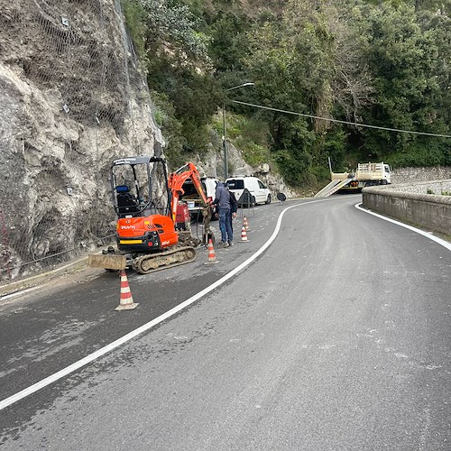 Guasto alla condotta idrica e allagamenti sulla strada tra Positano e Praiano, Ausino in azione per ripulire carreggiata
