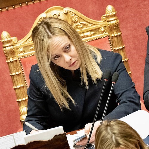 Guerra in Ucraina, Meloni replica con ironia al M5S: «Diamo il Reddito di Cittadinanza ai russi per ritirarsi?» 