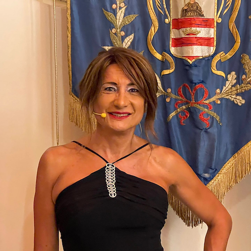Gusta Minori, Vladimir Luxuria emoziona e commuove il pubblico: «Esperienza bellissima, sono onorata» / FOTO-VIDEO 