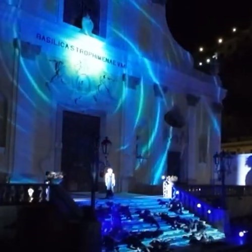 Gusta Minori, Vladimir Luxuria emoziona e commuove il pubblico: «Esperienza bellissima, sono onorata» / FOTO-VIDEO 
