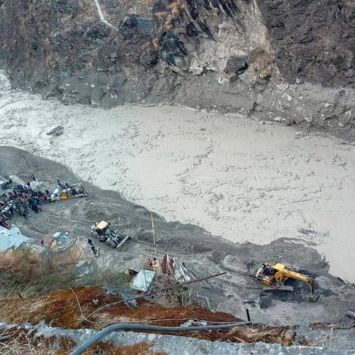 Himalaya come il Vajont: crolla pezzo di ghiacciaio e travolge una diga, si temono 200 morti