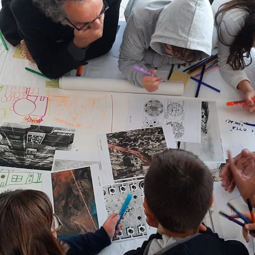 I bambini di Positano coinvolti in un workshop di Rigenerazione Urbana creativa dei loro luoghi del cuore