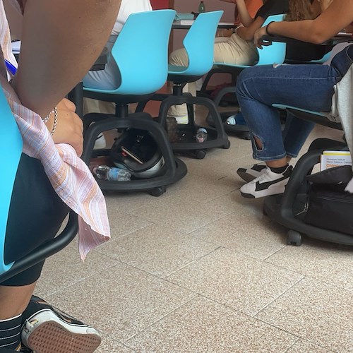 I banchi "a rotelle" arrivano in Costiera Amalfitana, la novità del primo giorno di scuola al "Marini-Gioia"