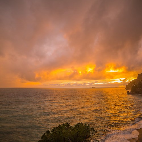I colori del tramonto positanese riflessi in un post sussurrato di Claudio Baglioni 