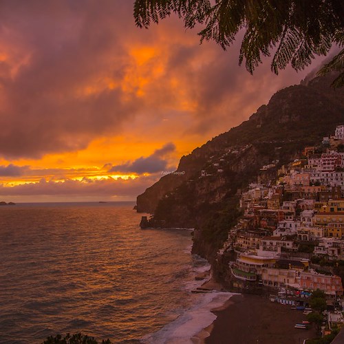 I colori del tramonto positanese riflessi in un post sussurrato di Claudio Baglioni 