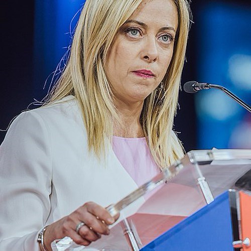 I mille sindaci che lanciano un appello per far rimanere Draghi al Governo. Giorgia Meloni insorge