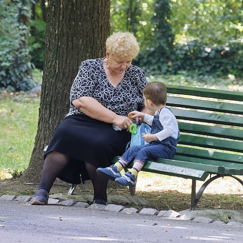 I nonni devono mantenere nipoti se genitori non possono: la sentenza della Cassazione 