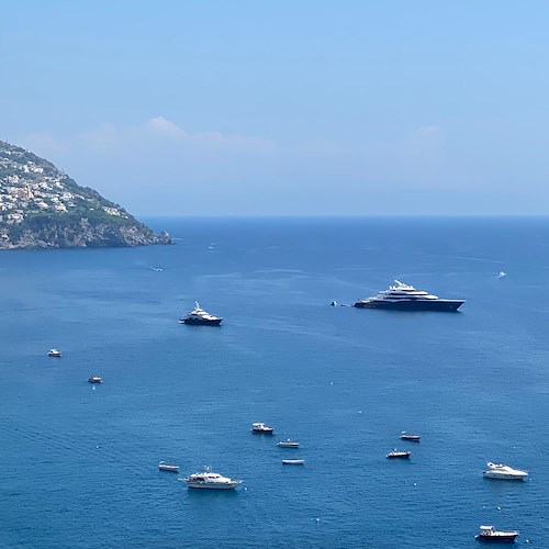 I superyacht Symphony e L’Albatros spiccano al largo di Positano e Amalfi