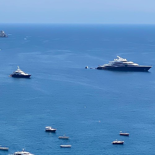 I superyacht Symphony e L’Albatros spiccano al largo di Positano e Amalfi