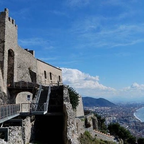 “Ierofania Solare”, le opere dell’artista Giancarlo Ianuario in mostra al Castello Arechi di Salerno 