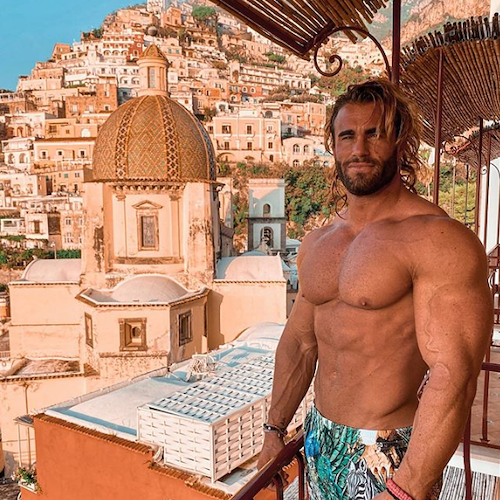 Il bodybuilder Calum Von Moger si rilassa a Positano