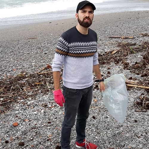 Il cambiamento parte dalle piccole azioni: Giovanni e Rosie ripuliscono la spiaggia di Maiori
