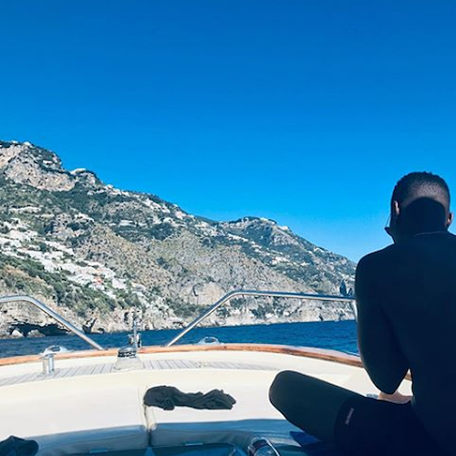 Il cantante americano Johnny Manuel si diverte in barca a Positano 