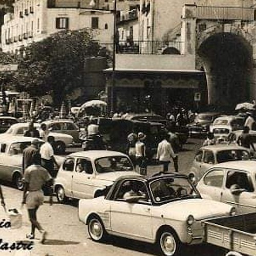 Il caos del traffico in Costa d’Amalfi: corsi e ricorsi storici