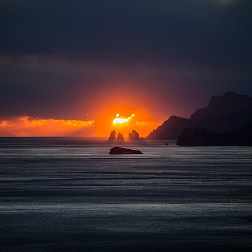Il cielo rosso fuoco di Positano al tramonto: i faraglioni di Capri incantano dalle pagine di Repubblica