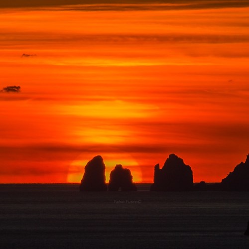 Il cielo rosso fuoco di Positano al tramonto: i faraglioni di Capri incantano dalle pagine di Repubblica