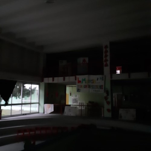 Il Comune non paga le bollette e l’ENEL non ripara la cabina elettrica della scuola: studenti al buio a Ponticelli 