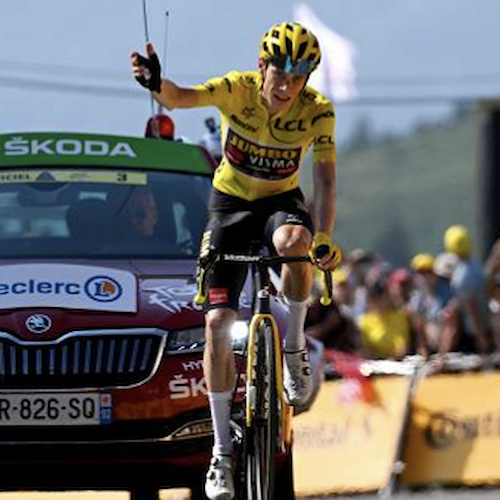 Il corridore danese Jonas Vingegaard vince il Tour de France