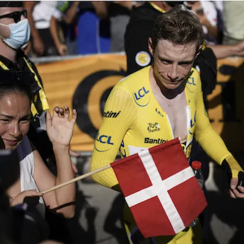 Il corridore danese Jonas Vingegaard vince il Tour de France