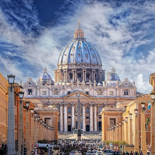 Il Covid non risparmia il Vaticano: contagiati i due più stretti collaboratori di Papa Francesco 