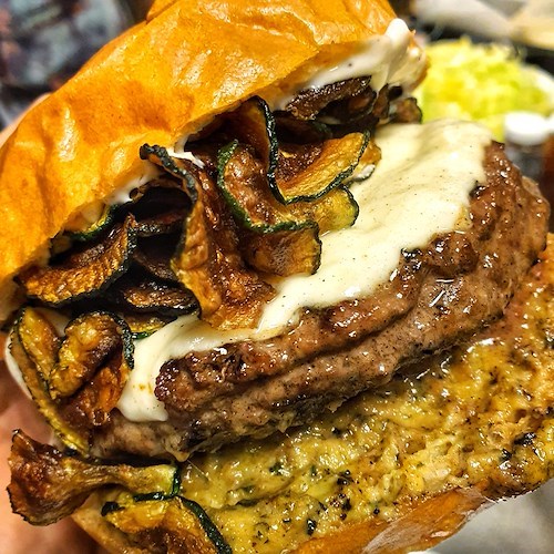 Il fenomeno Golocious sbarca a Caserta con i suoi burger “porn”