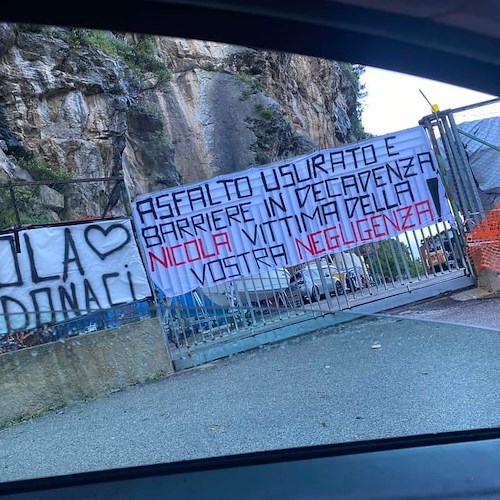 Il Giro d'Italia arriva in Costa d'Amalfi, sulla Statale Amalfitana spuntano striscioni di protesta