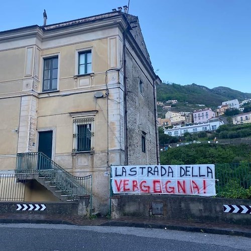 Il Giro d'Italia arriva in Costa d'Amalfi, sulla Statale Amalfitana spuntano striscioni di protesta
