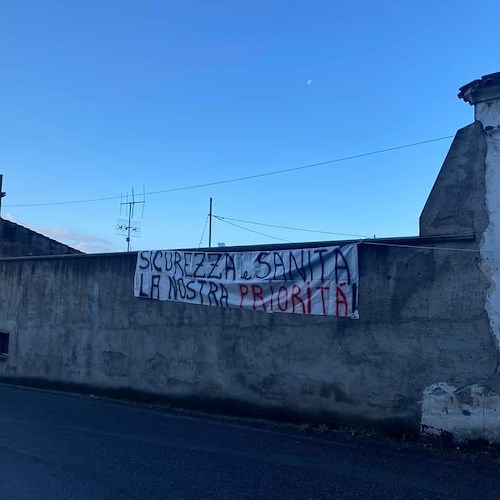 Il Giro d'Italia arriva in Costa d'Amalfi, sulla Statale Amalfitana spuntano striscioni di protesta