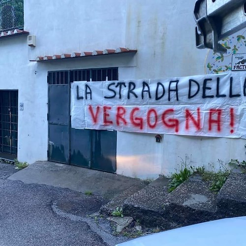 Il Giro d'Italia arriva in Costa d'Amalfi, sulla Statale Amalfitana spuntano striscioni di protesta