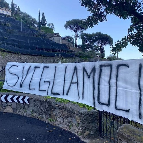 Il Giro d'Italia arriva in Costa d'Amalfi, sulla Statale Amalfitana spuntano striscioni di protesta